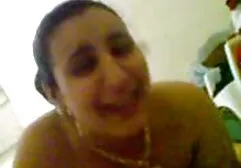 De olhos gostosa fazendo putaria estreitos loira faz o seu caminho no pornô