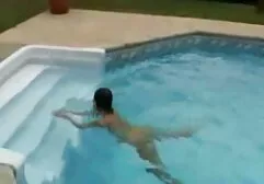 Menina se divertindo em as melhores putaria uma boate.
