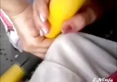 A menina faz um presente inesquecível para putaria com anao sua namorada