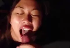 Um homem com um novinha na putaria bom golpe de luxo puta com um peito grande