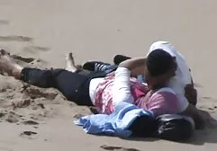 Um homem enroscando uma menina que está sentado no topo da putaria e gozadas corda com uma pose são incríveis