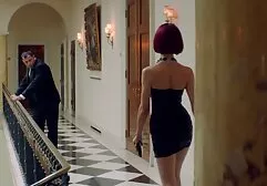 Coloque os membros na bunda redonda coroas pitas fina da menina em um copo