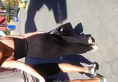 Os turistas relaxam videos putaria gratis no carro com uma garota passando