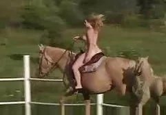 Cortar uma puta chupar para obter um pouco de porra em putaria de lesbica sua boca
