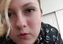Um homem chora desesperadamente para um membro putaria quente do buraco anal do aluno