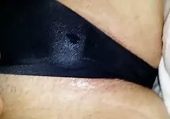 Um homem com tatuagens putaria com gravidas se aproximou de um amigo e sobrinho