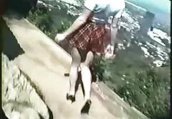Homem gravação de vídeo no quarto quando amigo de seu irmão mulheresputas rosnou