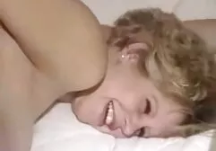 Uma garota que está com tesão provocando um colega para jogar o pau videos de sexo muita putaria na mesa