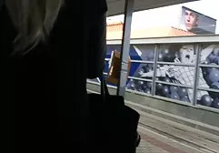 Jovem garçom so as novinhas na putaria dando um profundo boquete na cozinha para cozinhar