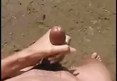 Menina cumpre todos os desejos putaria no acampamento de um amante