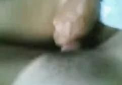 Homem sendo putaria com suruba câncer e dedos loiros.
