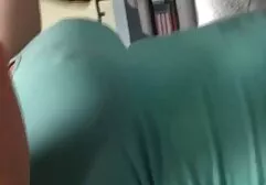 Duas meninas encantadoras servindo o homem feliz vídeo pornô de putaria