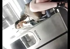 Menina com óculos leva pênis masculino direito putinhas fudeno no carro